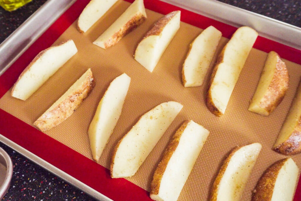 Kartoffel-Spalten aus dem Ofen mit Paprika und Knoblauch – die knusprigen Beilagen-Klassiker