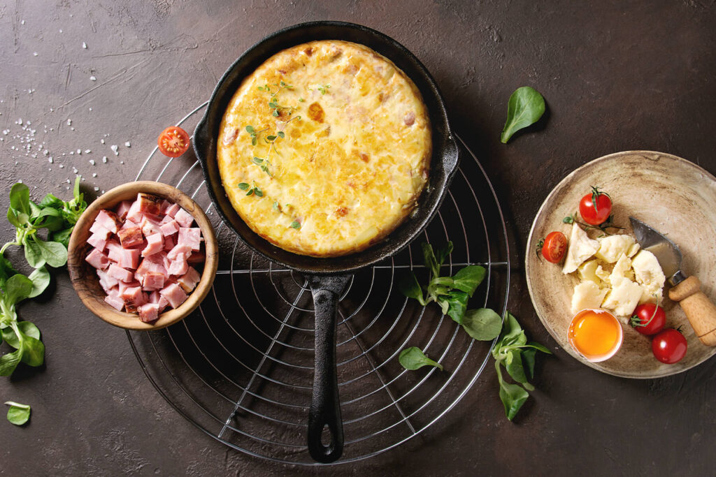 Kartoffel-Tortilla mit Speck in Gusspfanne