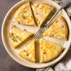 Kartoffel-Tortilla mit Speck in Tortenstücken