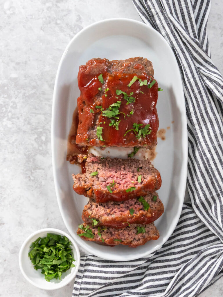 Klassischer Hackbraten mit süßer Glasur