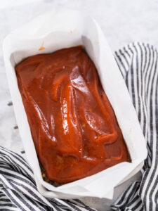 Klassischer Hackbraten mit süß-säuerlicher Tomaten-Senf-Glasur – die saftige Familien-Hauptmahlzeit aus dem Ofen