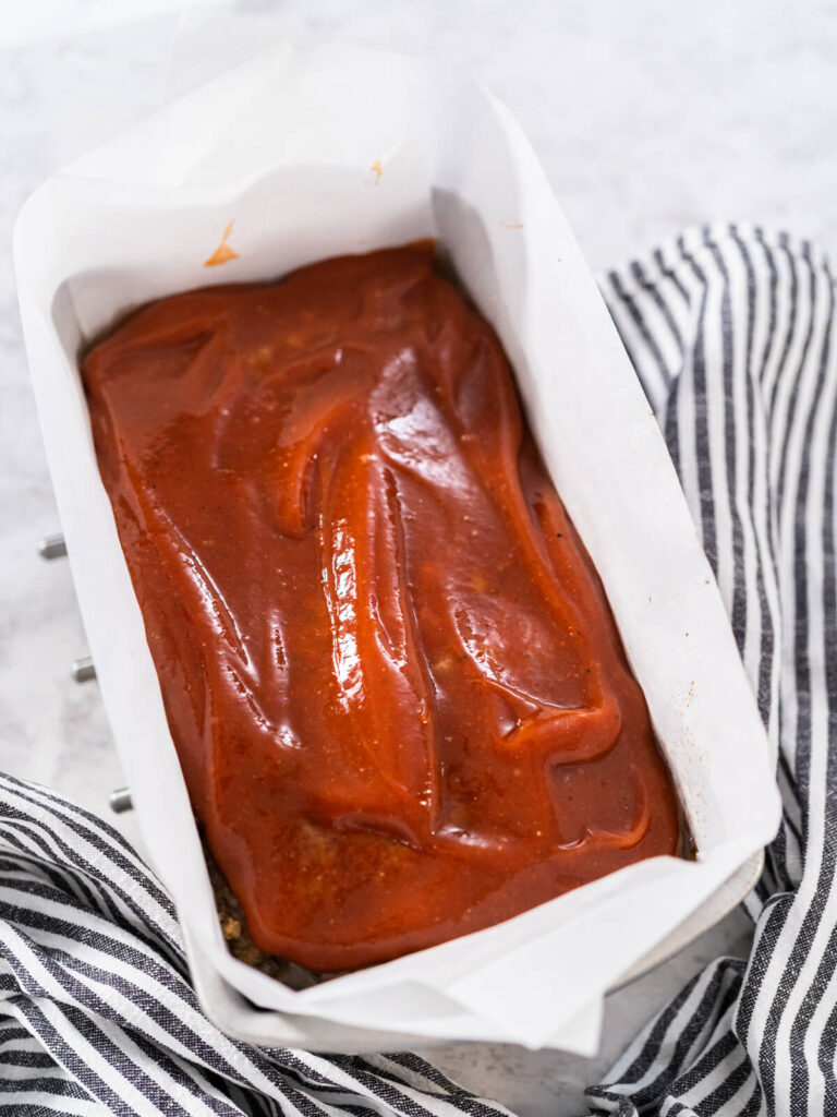 Klassischer Hackbraten mit süß-säuerlicher Tomaten-Senf-Glasur – die saftige Familien-Hauptmahlzeit aus dem Ofen