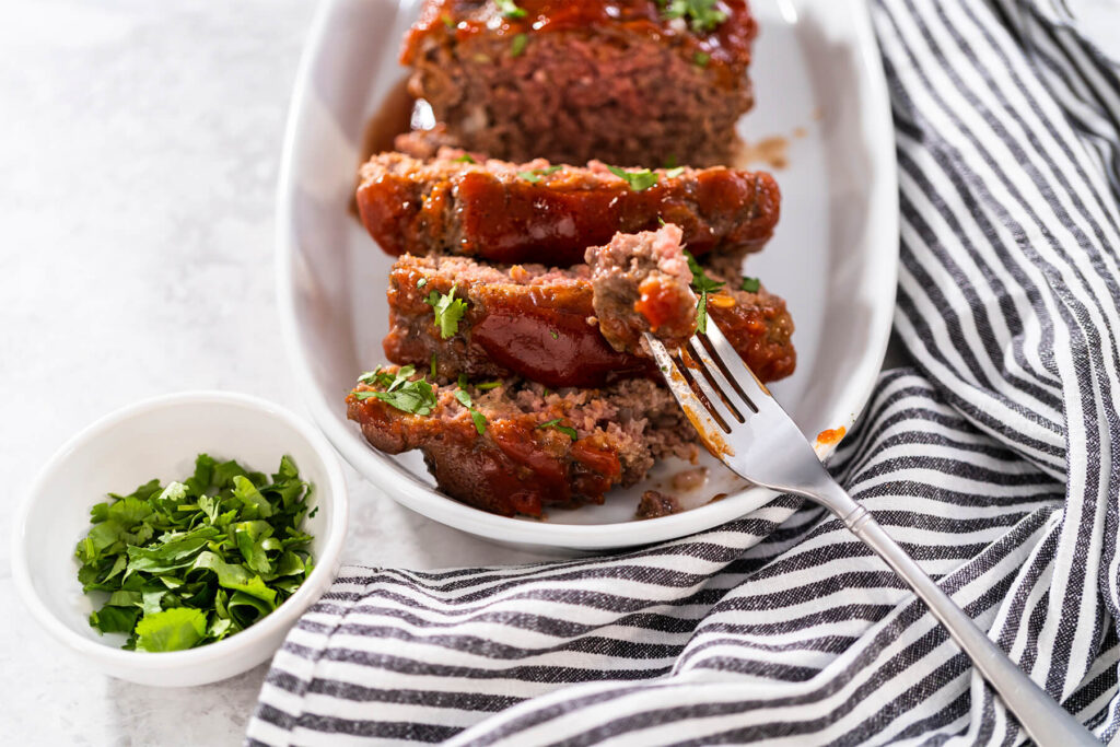 Klassischer Hackbraten mit süß-säuerlicher Tomaten-Senf-Glasur – die saftige Familien-Hauptmahlzeit aus dem Ofen