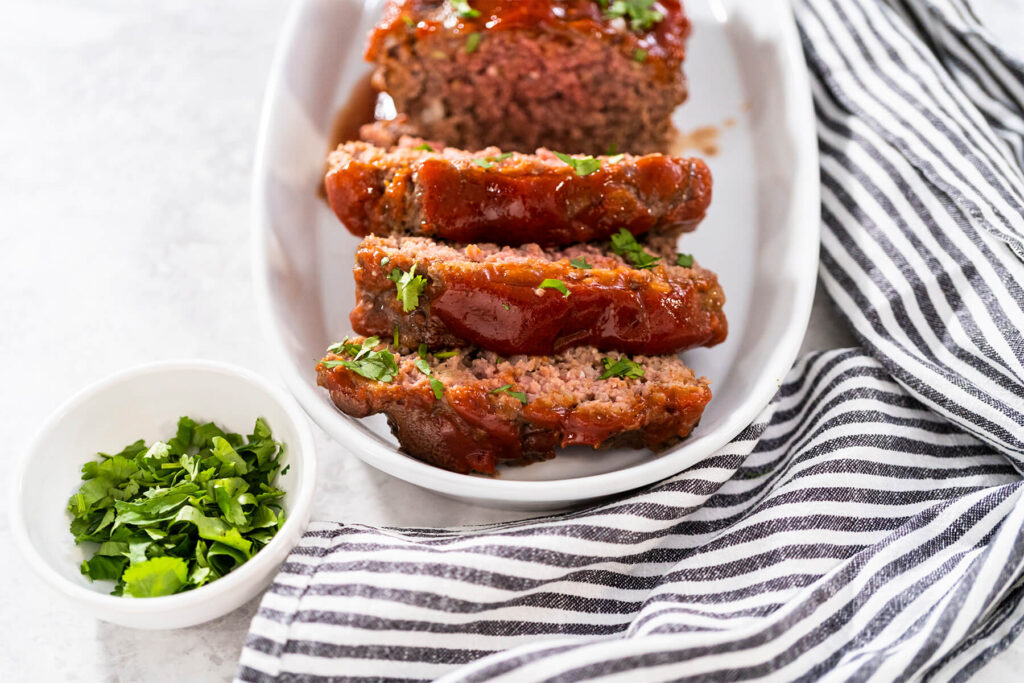 Klassischer Hackbraten mit süß-säuerlicher Tomaten-Senf-Glasur – die saftige Familien-Hauptmahlzeit aus dem Ofen