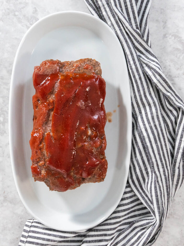Klassischer Hackbraten mit süßer Glasur auf dem Servierteller