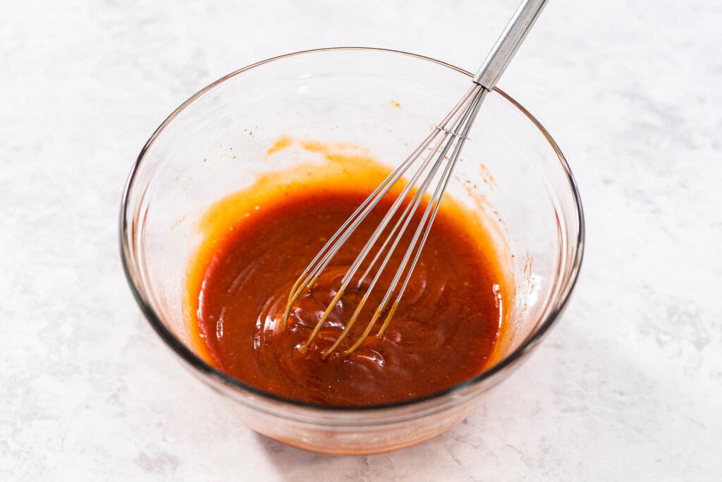 Klassischer Hackbraten mit süß-säuerlicher Tomaten-Senf-Glasur – die saftige Familien-Hauptmahlzeit aus dem Ofen