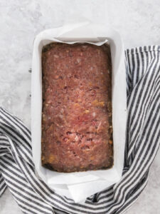 Gebackener Hackbraten in der Kastenform vor dem Glasieren