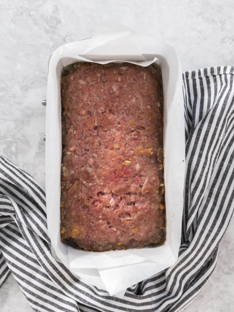 Gebackener Hackbraten in der Kastenform vor dem Glasieren