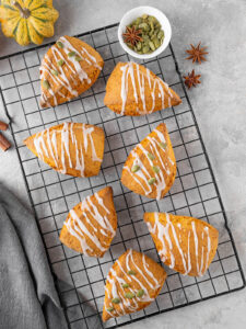 Kürbis-Scones mit Zimt, Sternanis und Zuckerglasur