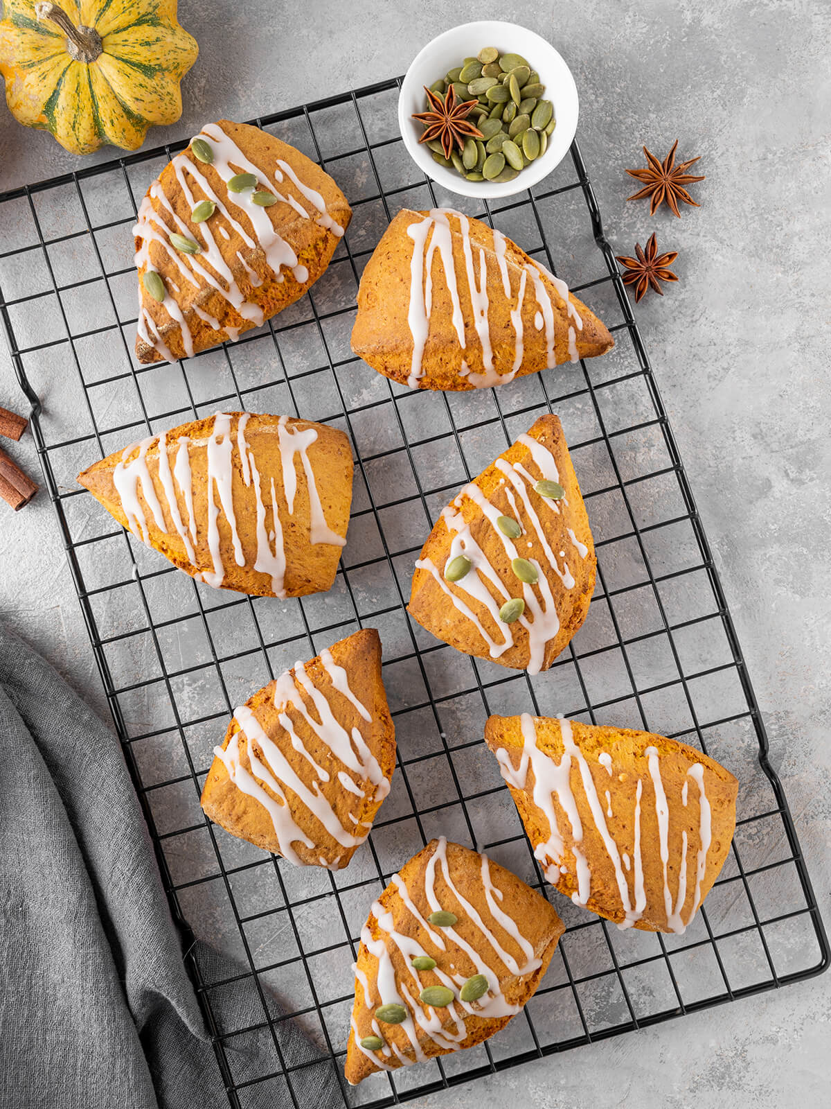 Kürbis-Scones im Korb