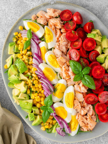Lachs-Cobb-Salat mit Avocado, Eiern, Mais und Tomaten – die amerikanische Power-Mahlzeit