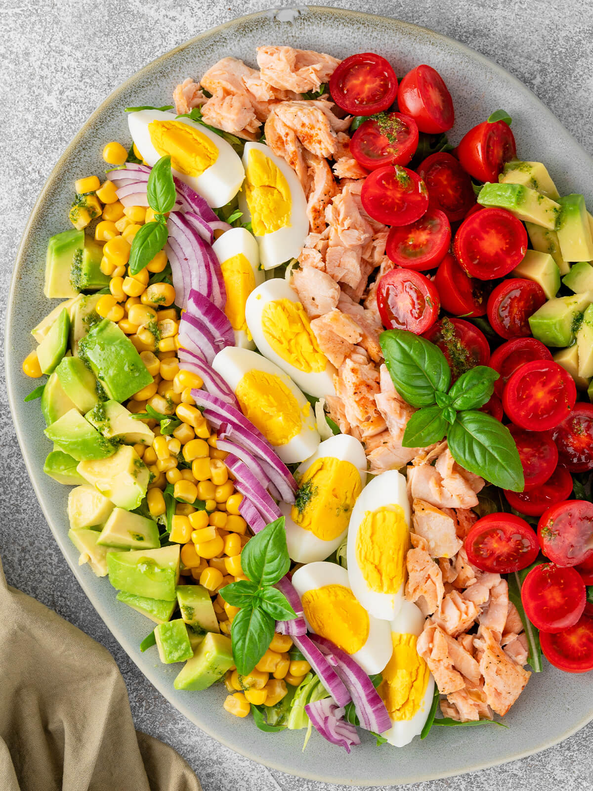 Lachs-Cobb-Salat mit Avocado, Eiern, Mais und Tomaten – die amerikanische Power-Mahlzeit