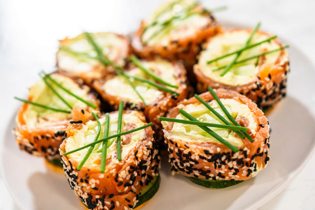 Räucherlachs-Frischkäse-Rollen mit Wasabi und Gurke