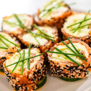 Räucherlachs-Frischkäse-Rollen mit Wasabi und Gurke