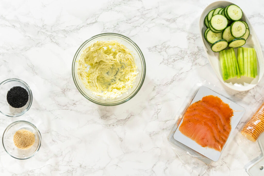 Räucherlachs-Frischkäse-Rollen mit Wasabi auf Crackern