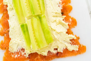Räucherlachs-Frischkäse-Rollen mit Wasabi und Gurke – elegante No-Cook-Vorspeise auf Crackern