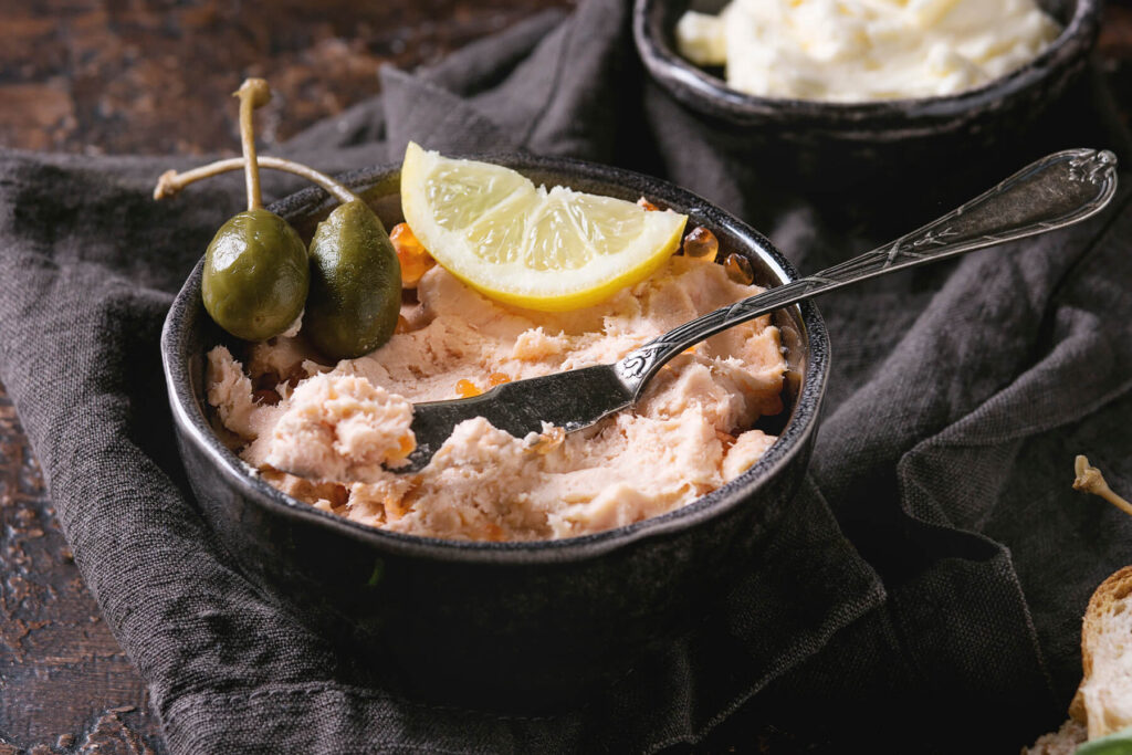 Rustikaler Lachs-Pâté mit Kapern-Beeren und Zitrone – cremiger Lachsaufstrich