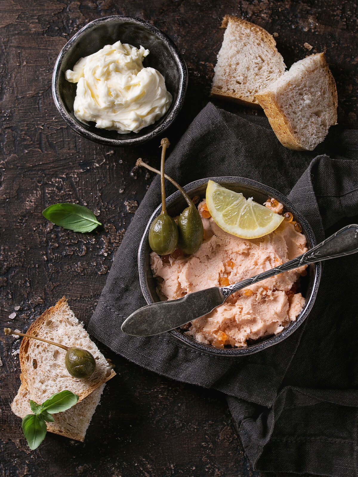 Rustikaler Lachs-Pâté in Schale mit Kapern-Beeren