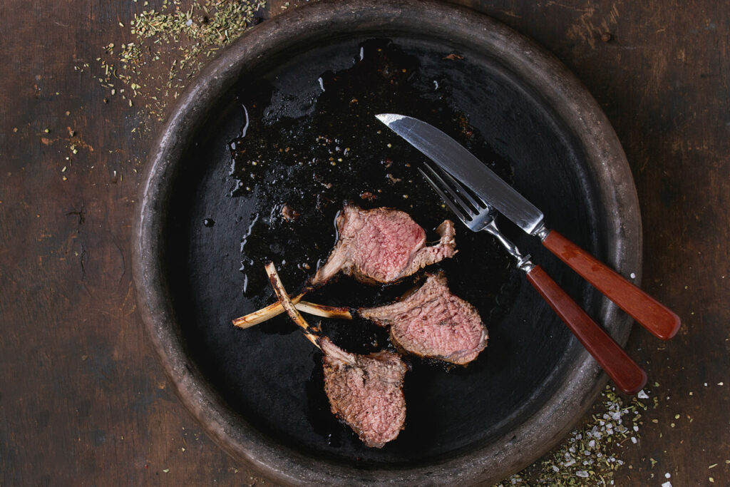 Gegrilltes Lammkarree in Koteletts mit rosa-saftiger Mitte