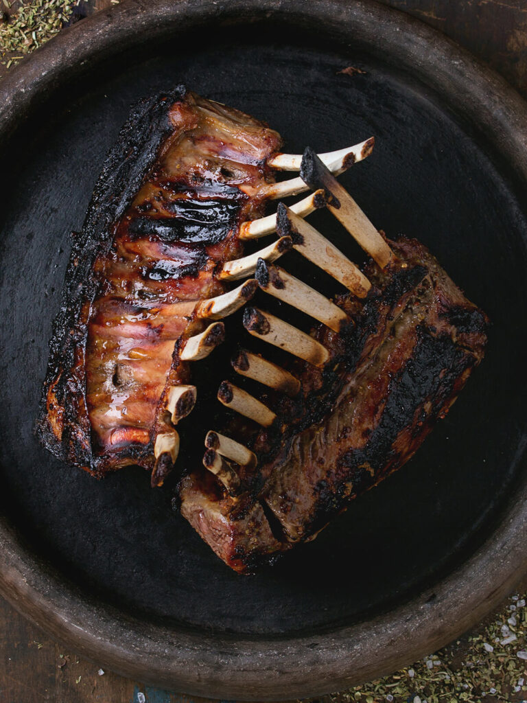 Lammkarree gegrillt mit Kräuter-Marinade in Tonschale