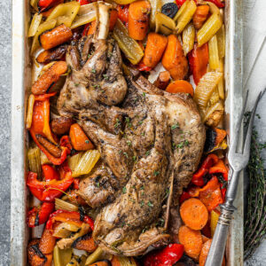 Lammschulter mit Wurzelgemüse vom Blech – langsam geschmorte Schulter auf einem Bett aus Möhren, Staudensellerie, roter Paprika und Zwiebeln mit Rosmarin und Thymian