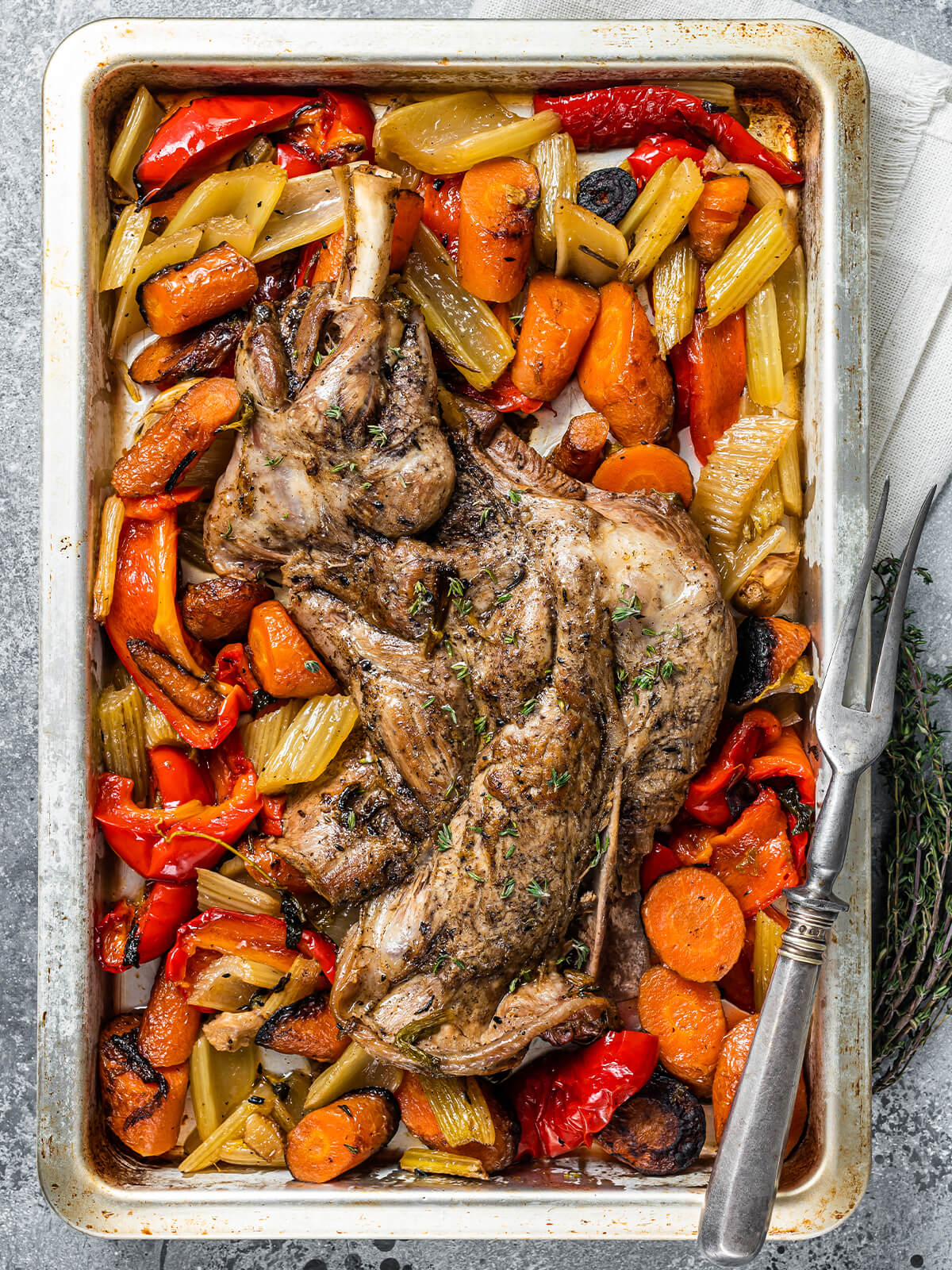 Lammschulter mit Wurzelgemüse vom Blech – langsam geschmorte Schulter auf einem Bett aus Möhren, Staudensellerie, roter Paprika und Zwiebeln mit Rosmarin und Thymian