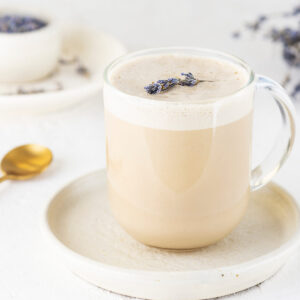 Lavendel-Latte mit Kokosmilch