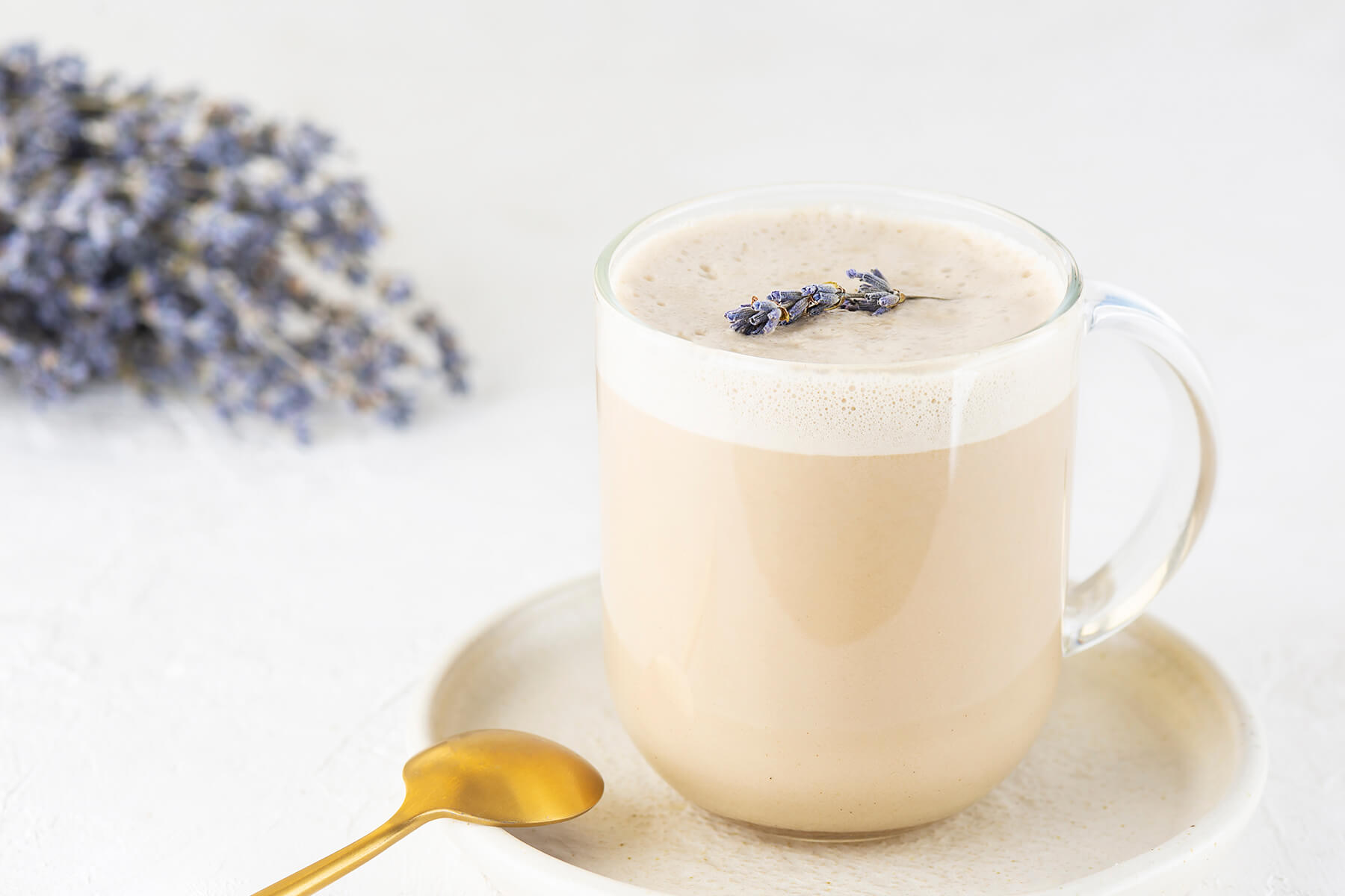 Lavendel-Latte mit Espresso und Kokosmilch, garniert mit Lavendelblüten