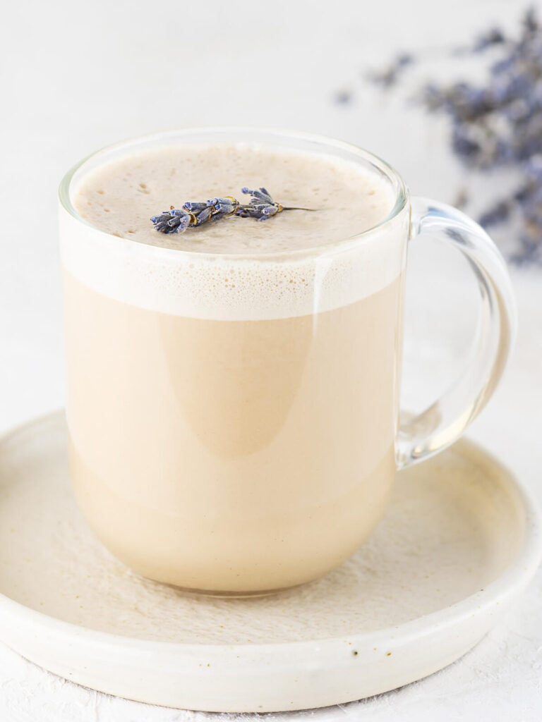Lavendel-Latte mit Kokosmilch und Espresso