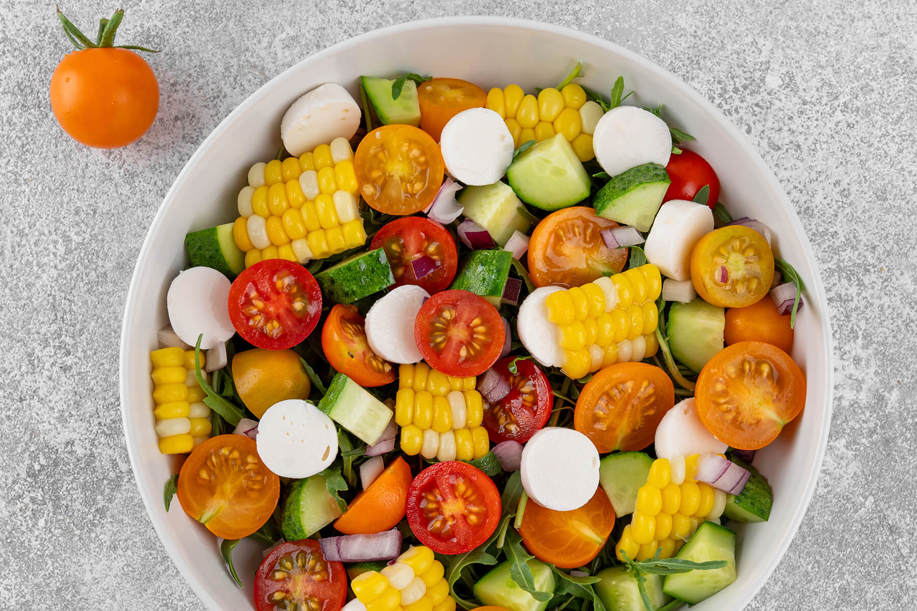 Mais-Salat mit Mozzarella und mehrfarbigen Cherrytomaten von oben