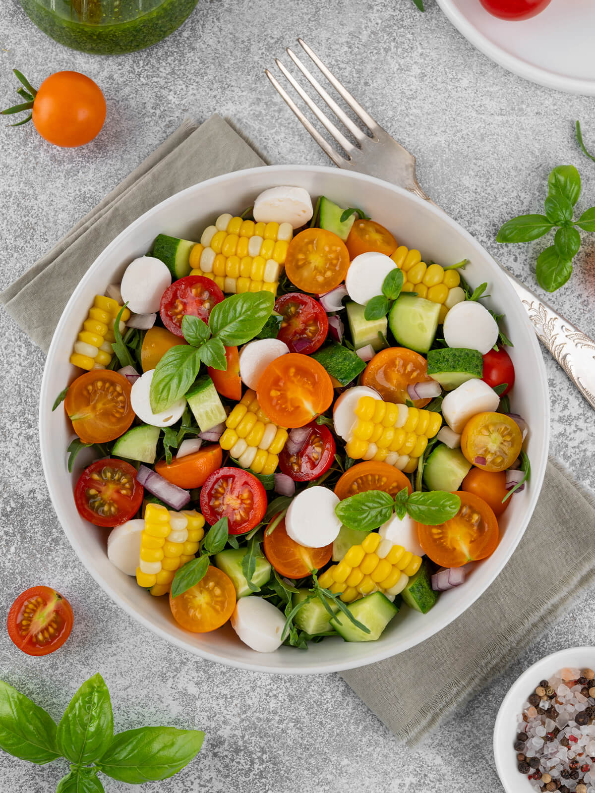 Bunter Mais-Salat mit Mozzarella und Cherrytomaten
