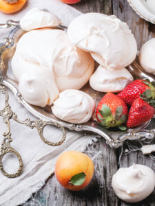 Klassisches Baiser von Hand geschöpft (französische Meringue)