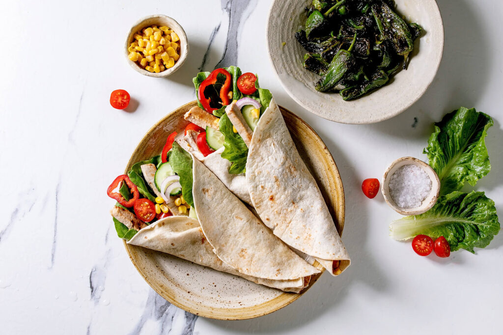 Mexikanischer Wrap mit Schweinefilet, Mais und frischem Gemüse – einfache Pork Tortilla Wraps