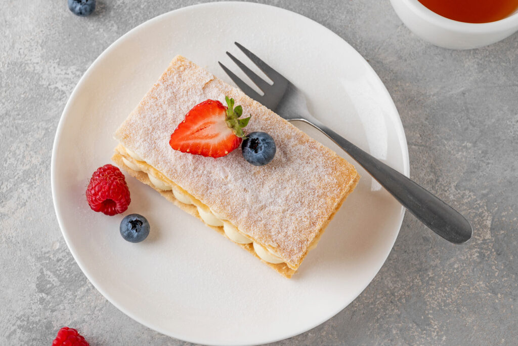 Französisches Mille-Feuille mit Vanillecreme und frischen Erdbeeren