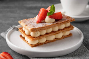 Mille-Feuille mit Vanillecreme und frischen Erdbeeren – das klassische französische Patisserie-Meisterwerk