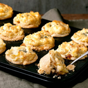 Mini Cottage Pies mit Mürbeteig-Boden und Cheddar-Kartoffelpüree-Haube auf dem Blech