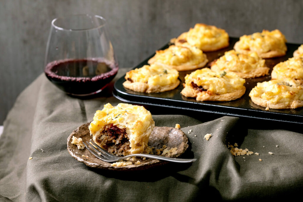 Mini Cottage Pies aus dem Ofen – Rinderhack-Pies mit knuspriger Mürbeteig-Schale und Kartoffelpüree-Haube