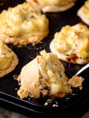 Mini Cottage Pies mit knusprigem Mürbeteig-Boden und goldener Cheddar-Kartoffelpüree-Haube auf dem Blech