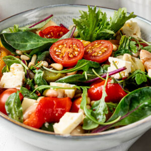 Mediterrane Bowl mit Bohnen, Paprika und Feta