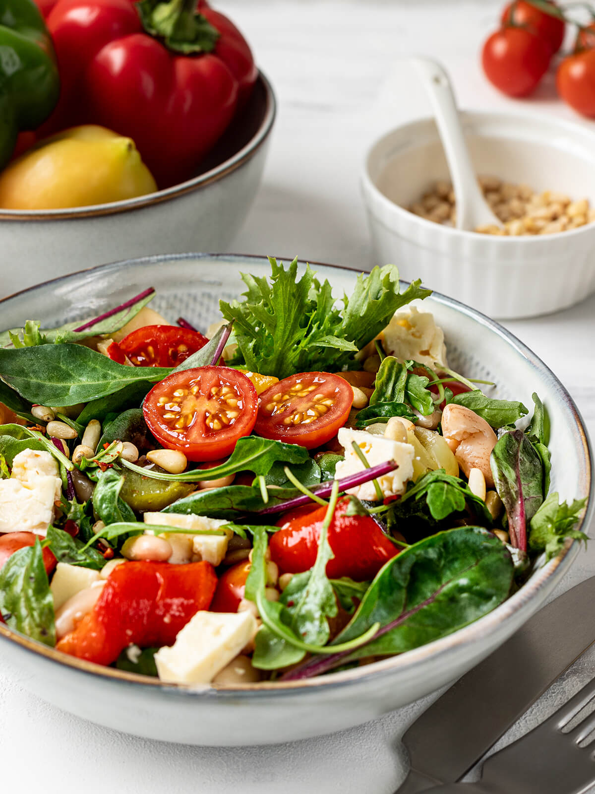 Mediterrane Bowl mit weißen Bohnen, gerösteter Paprika und Feta