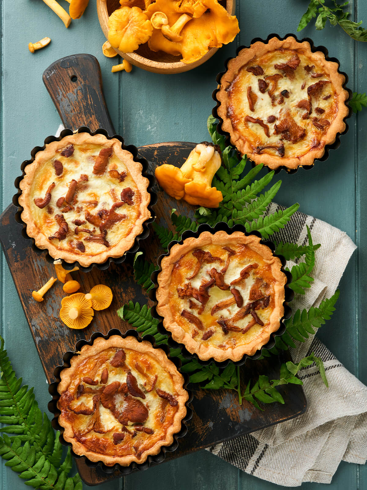 Pfifferling-Tartelettes – kleine offene Quiches mit Pfifferlingen und cremigem Käse-Sahne-Guss