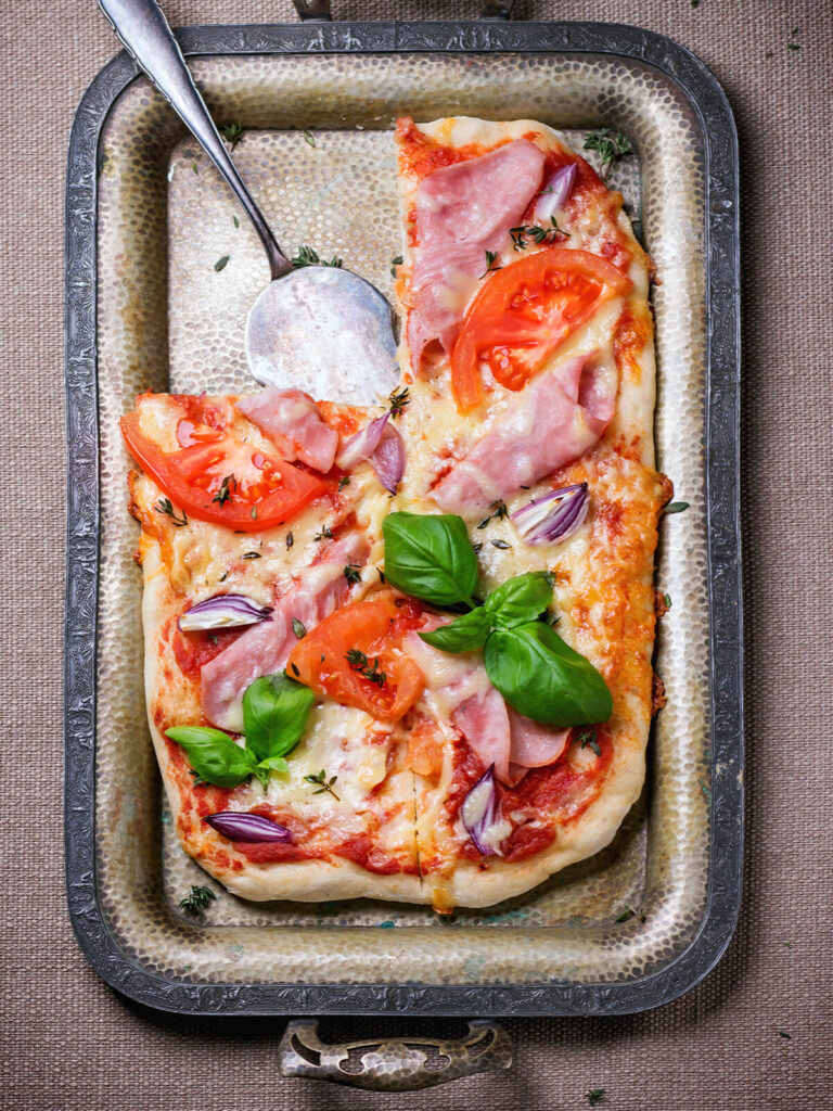 Klassische hausgemachte Pizza Margherita aus dem Ofen – mit 48-Stunden-Teig wie in Neapel