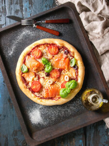 Pizza Bianca mit Räucherlachs, Crème fraîche und Rucola – elegante Brunch-Pizza ohne Tomatensauce