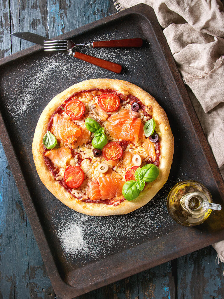 Pizza Bianca mit Räucherlachs, Crème fraîche und Rucola – elegante Brunch-Pizza ohne Tomatensauce