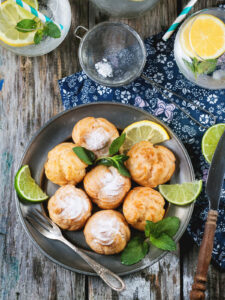 Profiteroles mit Vanille-Sahne, Limonade und frischer Minze