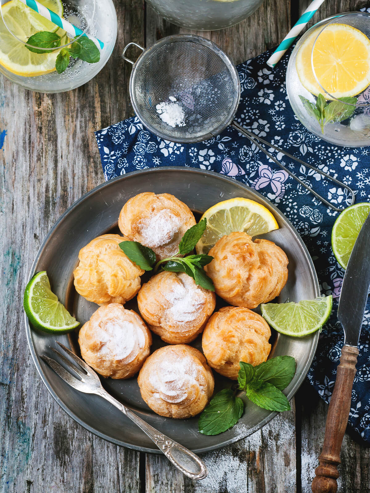 Profiteroles mit Puderzucker und Minze, dazu Zitronen-Limonade