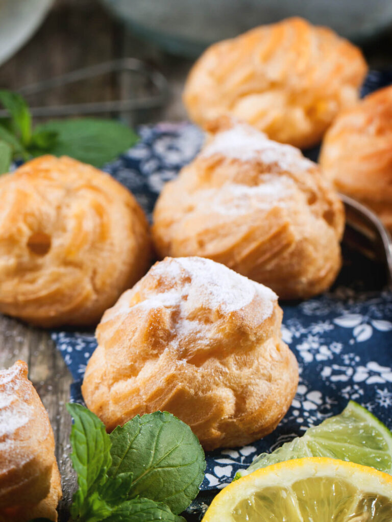 Profiteroles mit Vanille-Sahne, Limonade und frischer Minze – die elegante französische Brandteig-Patisserie für Sommer-Tafel