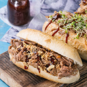 Pulled Pork Sub-Brötchen mit Röstzwiebeln und BBQ-Sauce