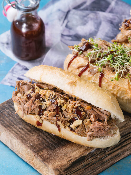 Pulled Pork Sub-Brötchen mit Röstzwiebeln und BBQ-Sauce