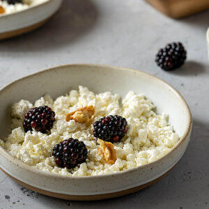 Quark mit Brombeeren und Joghurt
